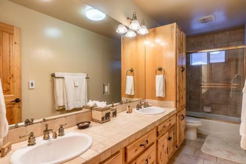 Wooded Luxury At Tahoe Donner