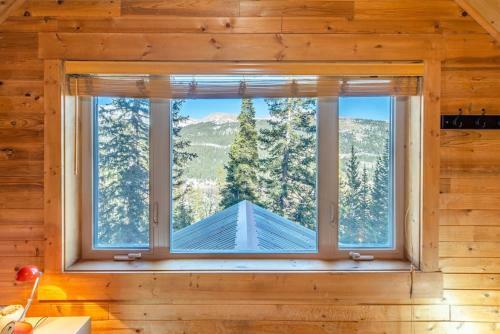 Cozy Cabin Perched On The Mountainside - Alpine Haus