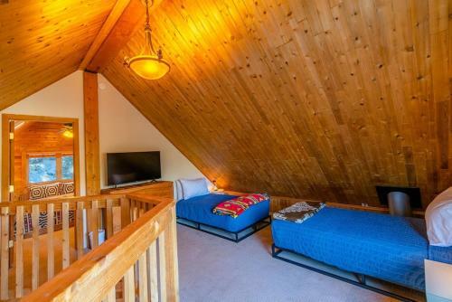 Cozy Cabin Perched On The Mountainside - Alpine Haus