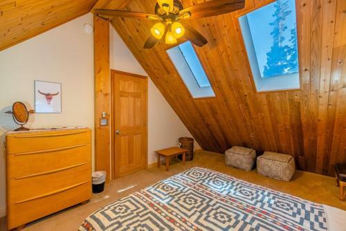 Cozy Cabin Perched On The Mountainside - Alpine Haus