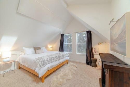 Private Getaway In The Pine Trees - Fox Ridge Lodge