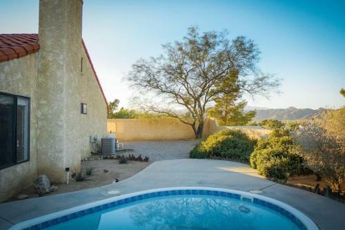 Cheerful Southwestern House With Pool