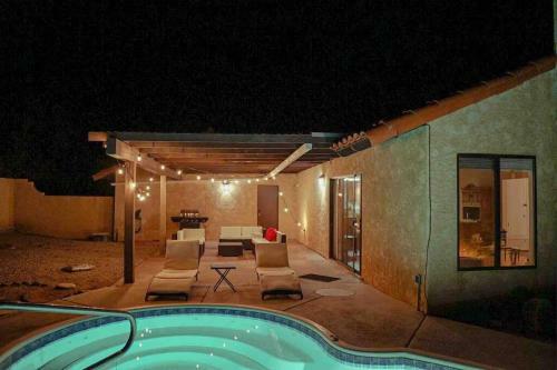 Cheerful Southwestern House With Pool