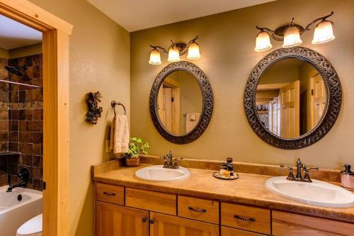 Immaculate & Private Mountain Home With Hot Tub - Sugar Pine Lodge