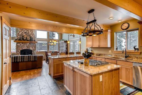 Immaculate & Private Mountain Home With Hot Tub - Sugar Pine Lodge