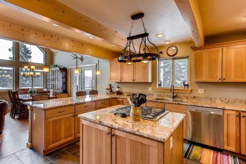 Immaculate & Private Mountain Home With Hot Tub - Sugar Pine Lodge