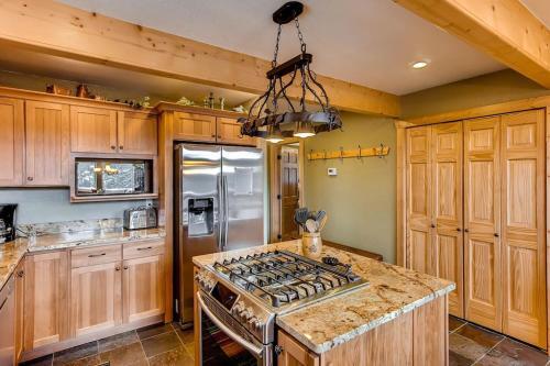 Immaculate & Private Mountain Home With Hot Tub - Sugar Pine Lodge