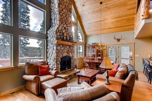 Immaculate & Private Mountain Home With Hot Tub - Sugar Pine Lodge