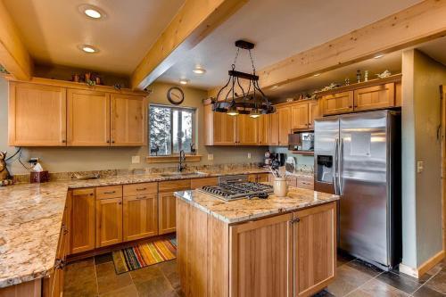 Immaculate & Private Mountain Home With Hot Tub - Sugar Pine Lodge
