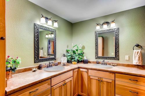 Immaculate & Private Mountain Home With Hot Tub - Sugar Pine Lodge