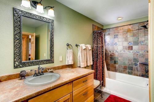 Immaculate & Private Mountain Home With Hot Tub - Sugar Pine Lodge
