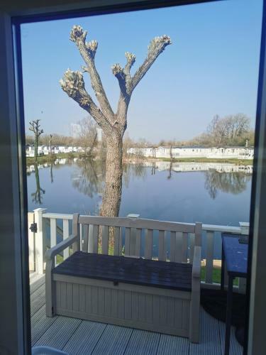 Lakeside Cotswold Holiday Home