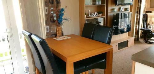 Lakeside Cotswold Holiday Home