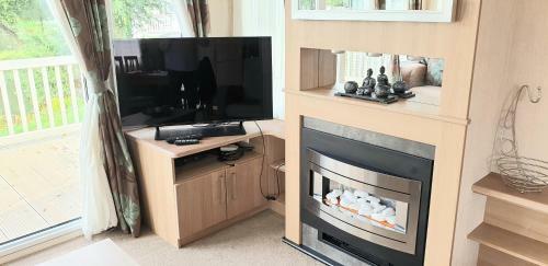 Lakeside Cotswold Holiday Home