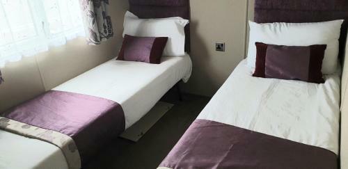 Lakeside Cotswold Holiday Home