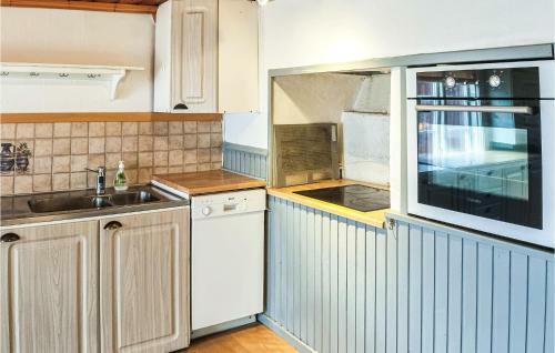 Amazing Home In �desh�g With 2 Bedrooms