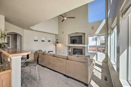 Bright Monument Escape Near Parks And Trails!