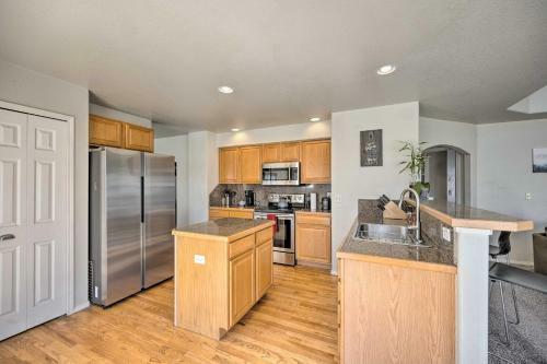 Bright Monument Escape Near Parks And Trails!