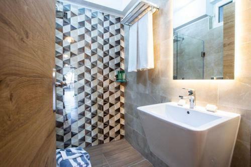 Remarkable Jasmine Apartment In Panormo