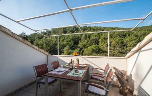 Nice Home In Pupnat With Wifi And 5 Bedrooms