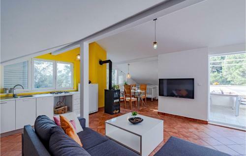 Nice Home In Pupnat With Wifi And 5 Bedrooms