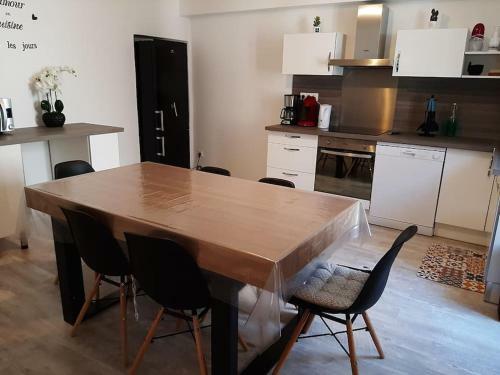 Bourg Saint And�ol : Agr�able Maison De Ville