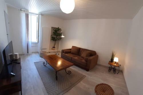 Bourg Saint And�ol : Agr�able Maison De Ville