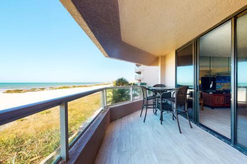 Crescent Beach Club I 3g