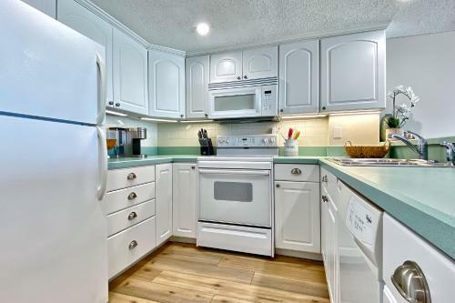 Chateaux Sunset Suites 408