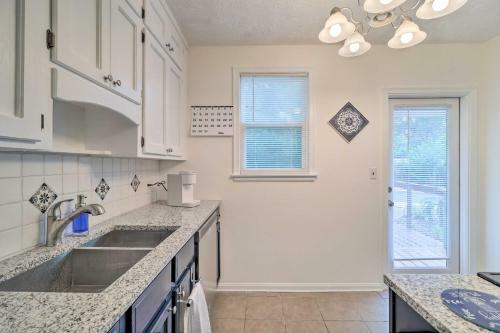 Jacksonville Retreat With Pool - 3 Mi To Zoo!