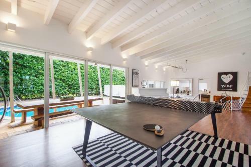 Villa Contemporary Mansion With Pingpong Table