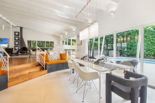 Villa Contemporary Mansion With Pingpong Table