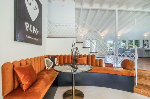 Villa Contemporary Mansion With Pingpong Table