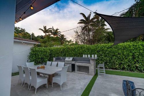 Pleasure Oasis Villa Heated Mini Golf Pool And Grill