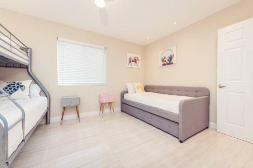 Luxe Stunning 4 Bdr 3,5 Bath With Heated Pool
