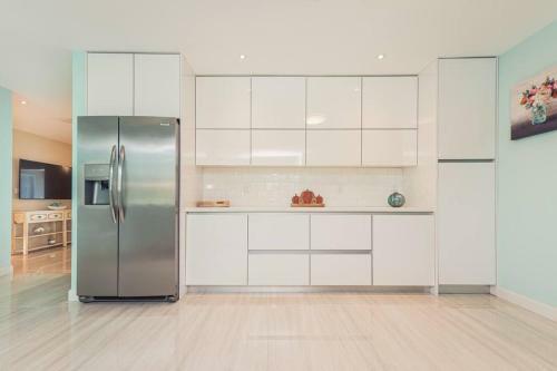 Luxe Stunning 4 Bdr 3,5 Bath With Heated Pool