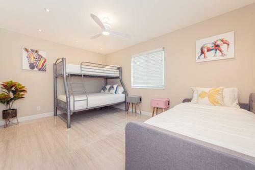 Luxe Stunning 4 Bdr 3,5 Bath With Heated Pool