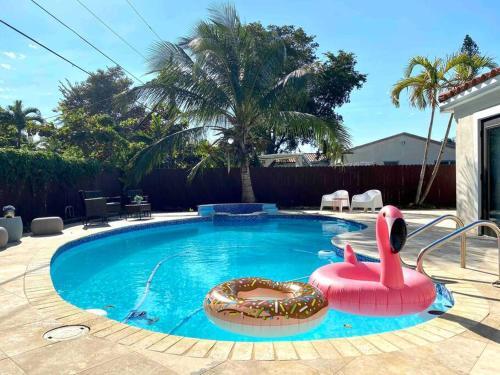 Pool & House Near Everything. Free Breakfast. Wifi.
