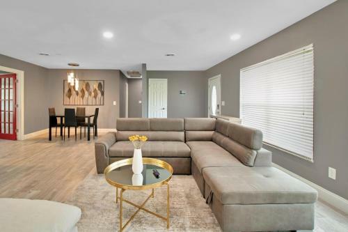 Stylish 3br Oasis Close To Pga Mets Club Med
