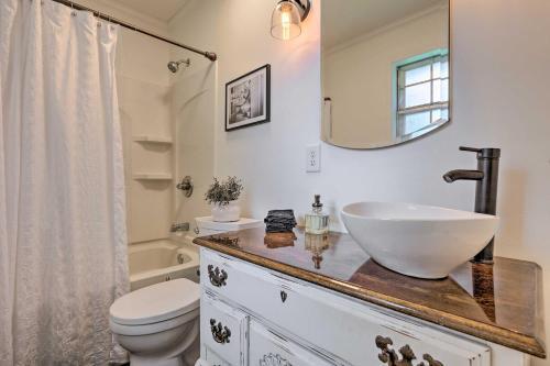 Modern-chic Pensacola Home With Spacious Yard!