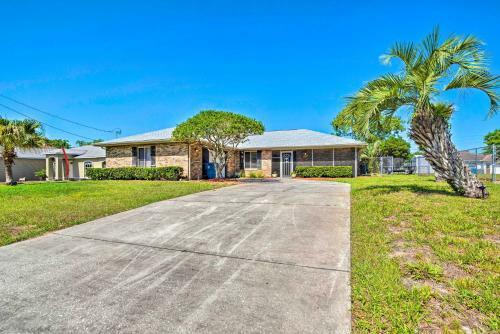 Spring Hill Bungalow With Heated Pool And Lanai!