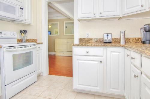 Detlow's Treasured Cottages 4
