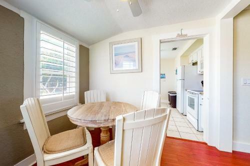 Detlow's Treasured Cottages 3