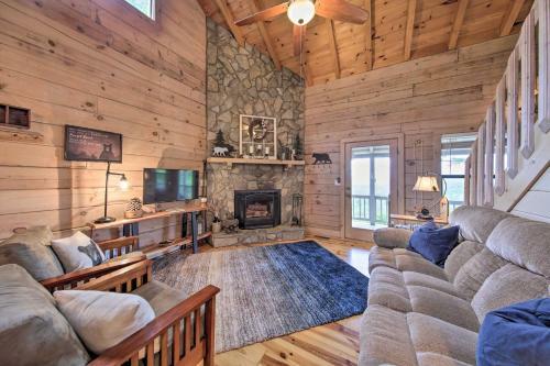 Treetop Hideout With Long-range Mountain Views!