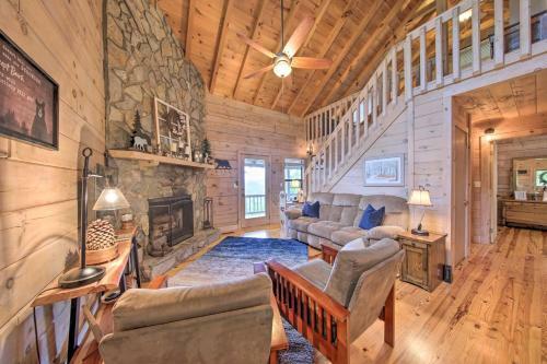 Treetop Hideout With Long-range Mountain Views!