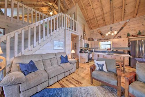 Treetop Hideout With Long-range Mountain Views!