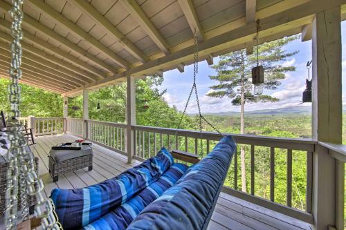 Treetop Hideout With Long-range Mountain Views!