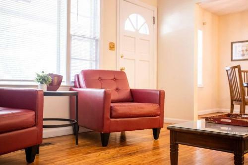 Cozy 3 Bed 1 Bath Updated Home. Close To Everything!