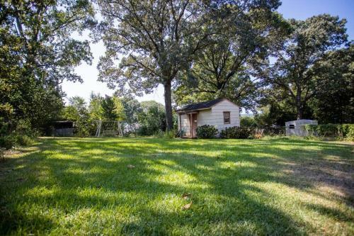 Cozy 3 Bed 1 Bath Updated Home. Close To Everything!
