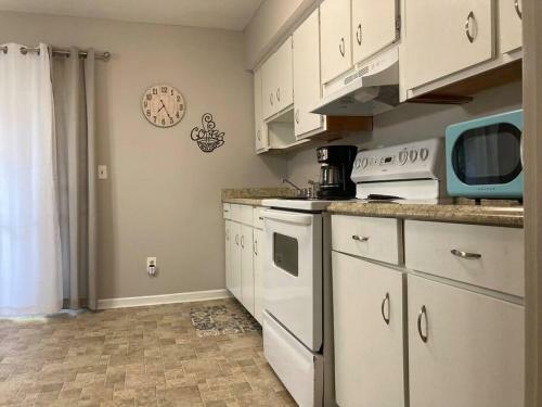 3 Bed 1.5 Bath Central Location, 11 Min To Base